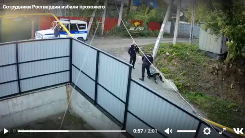 Видео: В Новосибирске росгвардеец избивает прохожего