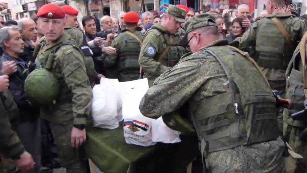 Сотрудники военной полиции РФ раздали продукты жителям Латакии — видео ФАН