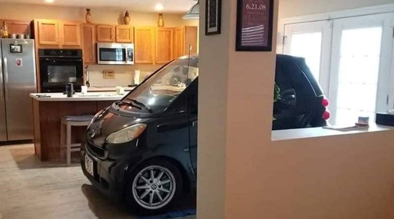 Мужчина припарковал автомобиль Smart на кухне дома, чтобы его не сдуло ветром урагана Дориан