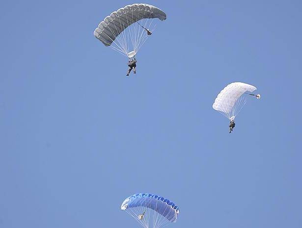 Новый парашют обеспечит безопасность десантника на воде