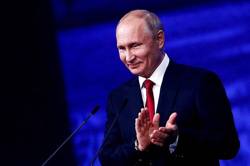 "Пока недотягиваю": Путин пошутил про возраст президентства