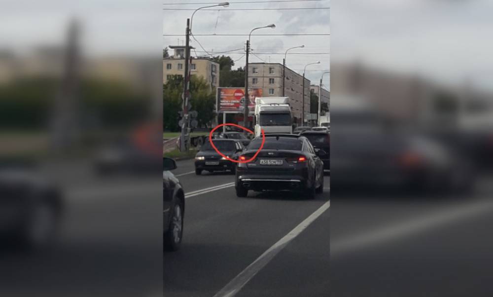 В Петербурге Kia Rio «подлезла» под контейнеровоз Volvo на повороте дороги