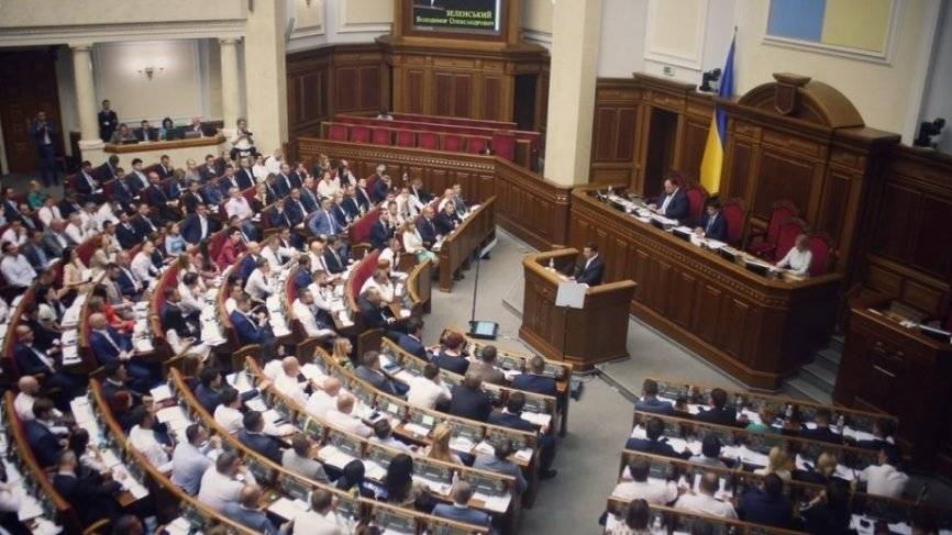 В Киеве после скандала с перепиской депутата предложили поставить в Раде секс-кабинки