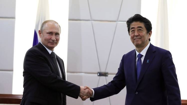 Абэ подтвердил намерение продолжать переговоры по мирному договору между РФ и Японией