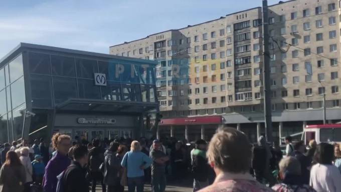 Возле станции "Проспект Славы" собралась толпа петербуржцев