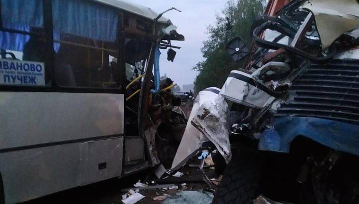 ДТП в Ивановской области: 10 пострадавших при столкновении автобуса и грузовика