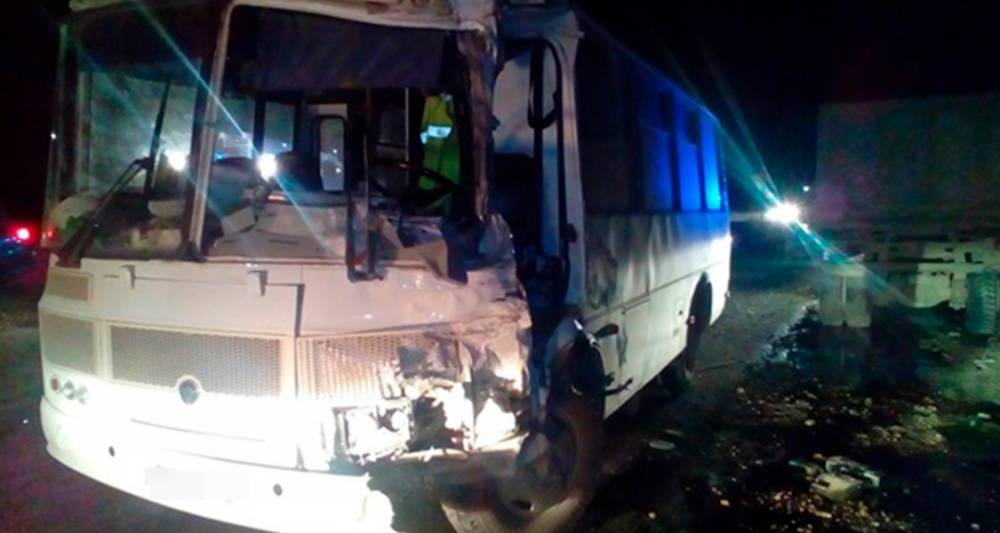 В Ивановской области столкнулись пассажирский автобус и грузовик