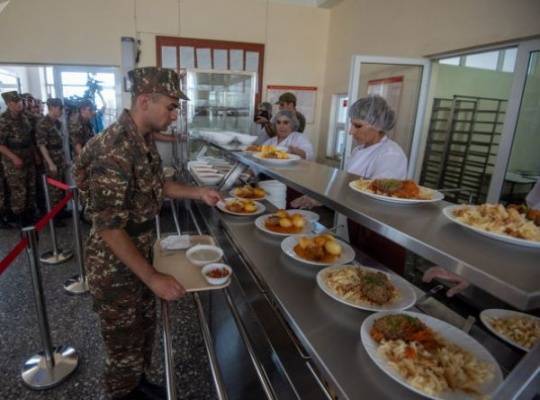 Пашинян показал новую систему питания в воинских частях Армении