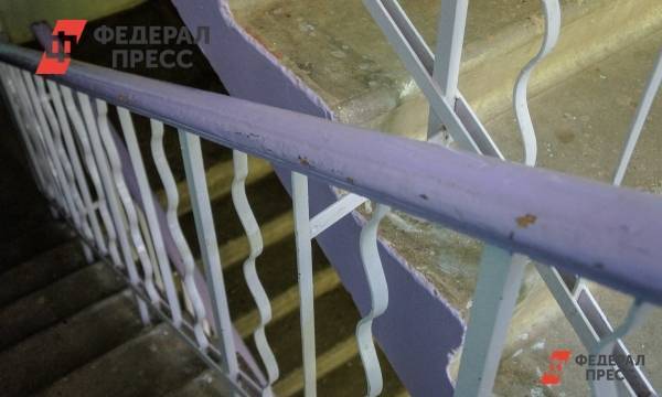 В челябинском общежитии человек провалился через дыру в потолке к соседям