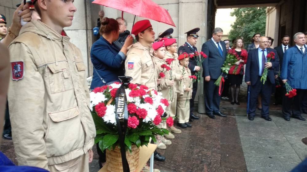 В Петербурге возложили цветы к мемориальной доске «Героизму и мужеству ленинградцев»
