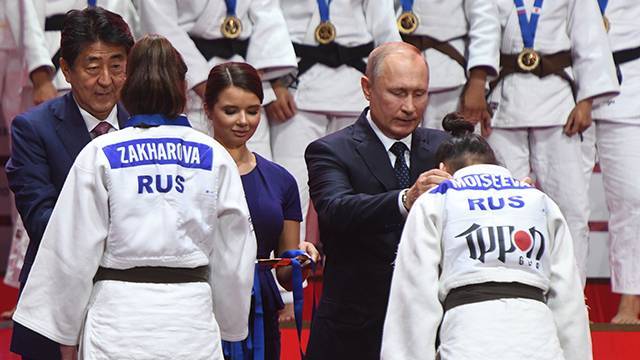 Путин наградил победителей международного турнира по дзюдо