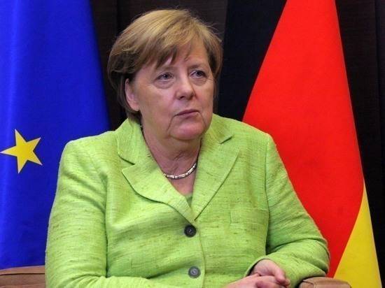 Меркель сидя слушала гимны при тридцатиградусной жаре в Китае
