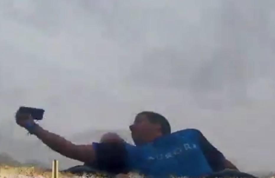 Видео: турист поймал выпавший смартфон на американских горках