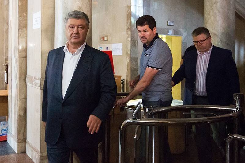 Обложили: Порошенко получил сразу пять повесток на допрос
