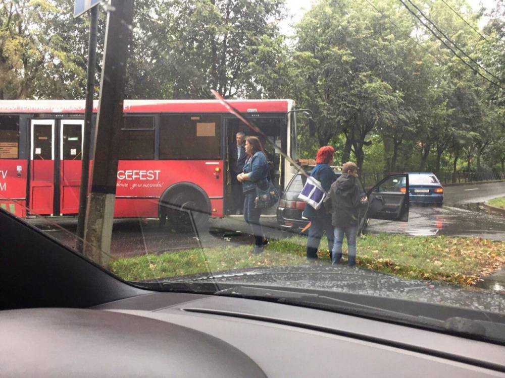 Рейсовый автобус протаранил легковушку на Павловском шоссе в Пушкине