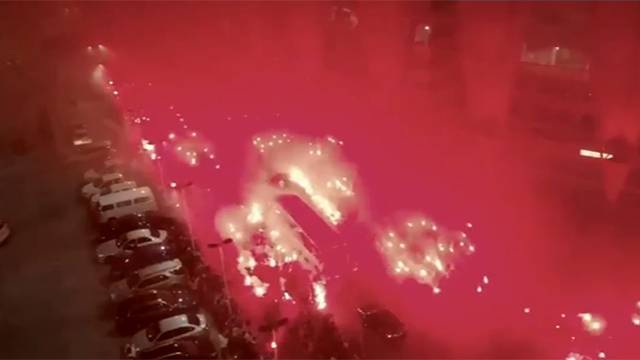 Видео: футбольные фанаты устроили "огненное" шоу около стадиона