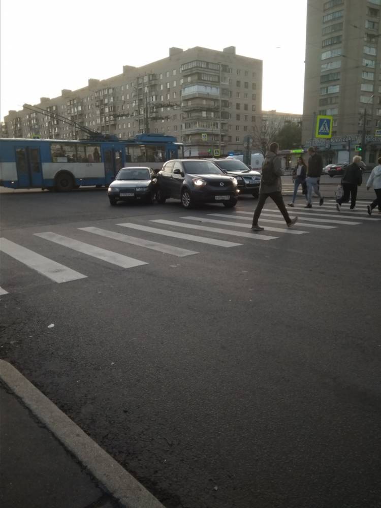 На перекрестке Дмитрова и Будапештской иномарка столкнулась с Lada