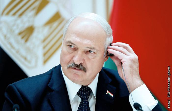 Лукашенко потребовал, чтобы Россия "не гнобила и не наклоняла" Белоруссию