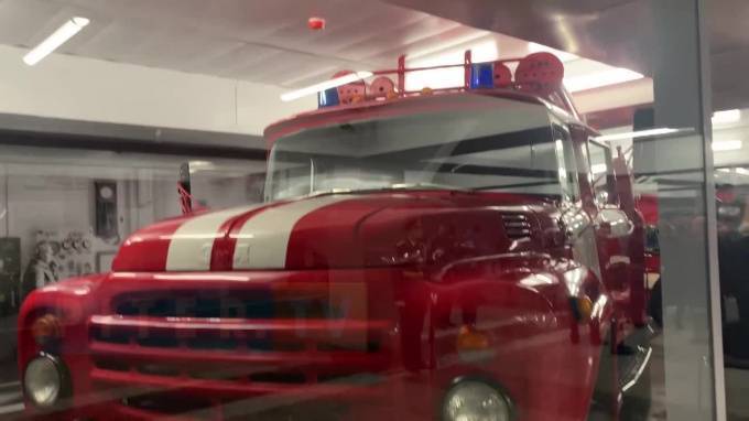 В вестибюле станции "Проспект Славы" установили три пожарных машины