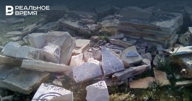 В Башкирии вандалы разрушили большой надгробный камень с 200-летней историей