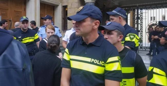 Радикалы Саакашвили штурмуют здание парламента Грузии