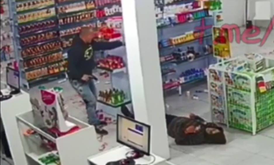 Видео: полицейский застрелил двух вооруженных грабителей супермаркета