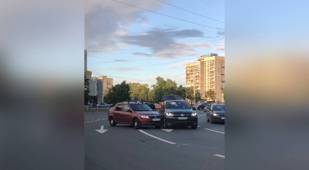Два ДТП на площади Конституции заблокировали движение по проспекту Ленина
