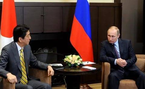 Абэ предложил Путину заключить мирный договор между Японией и Россией