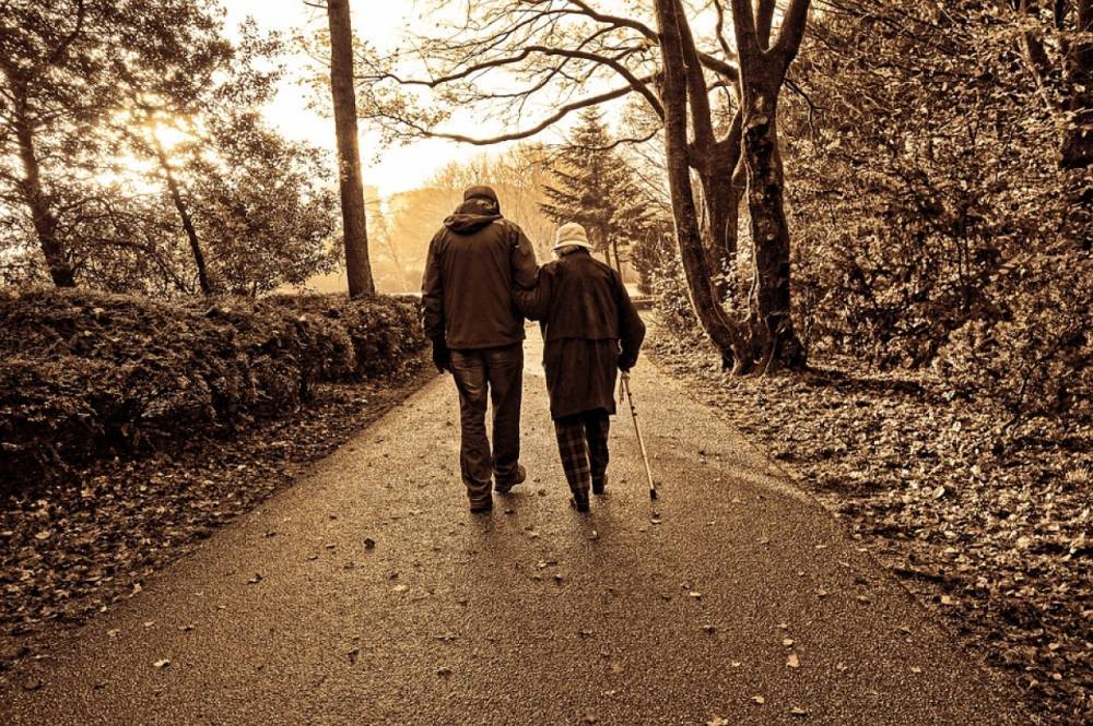Одинокие пожилые новгородцы могут попасть в приемную семью