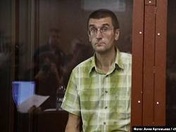 Евгения Коваленко, бросившего урну в сторону полиции, осудили на 3,5 года