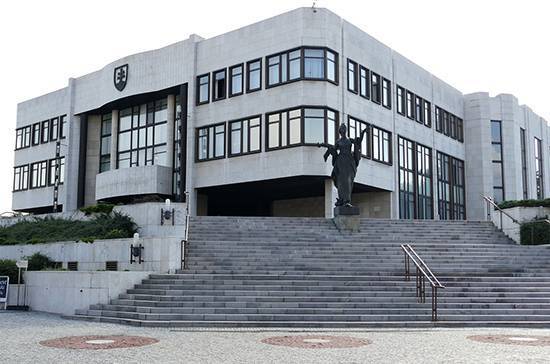 Суд в Словакии впервые лишил парламентария депутатского мандата
