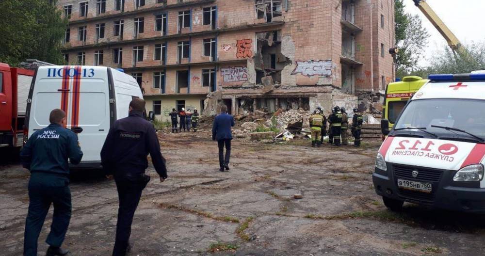 На месте обрушения здания в Подмосковье найдено тело