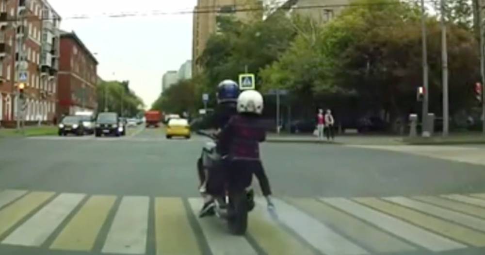 Езда детей на мопеде на заднем колесе напомнила москвичам о естественном отборе