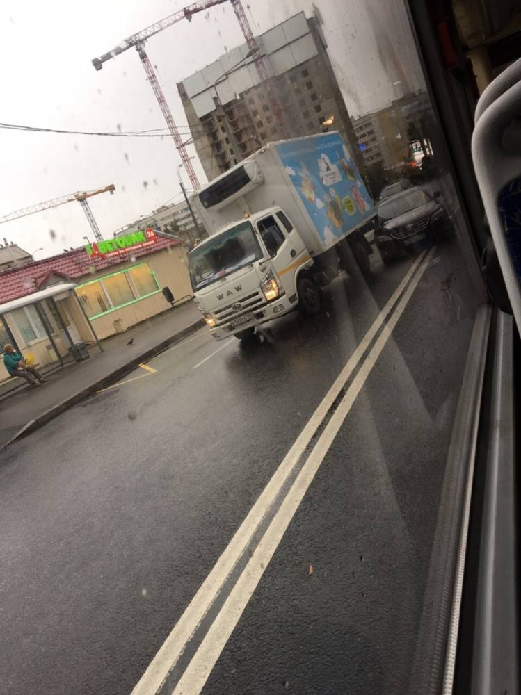 На пересечении Ветеранов и Тамбасова полосу перекрыли Toyota и грузовик