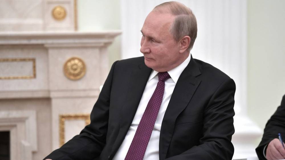 Путин пошутил в ответ на предложение поехать мыть золото на Колыму