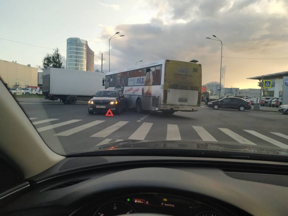 На Шереметьевской водитель автобуса поспешил повернуть и снес легковушку