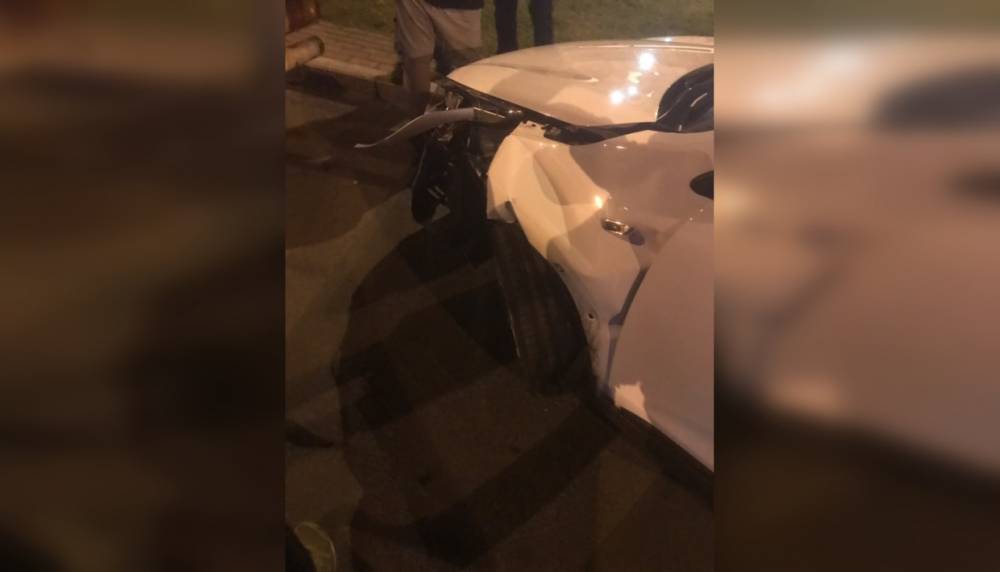 Водитель каршерингового авто попытался уехать на такси после того, как врезался в светофор