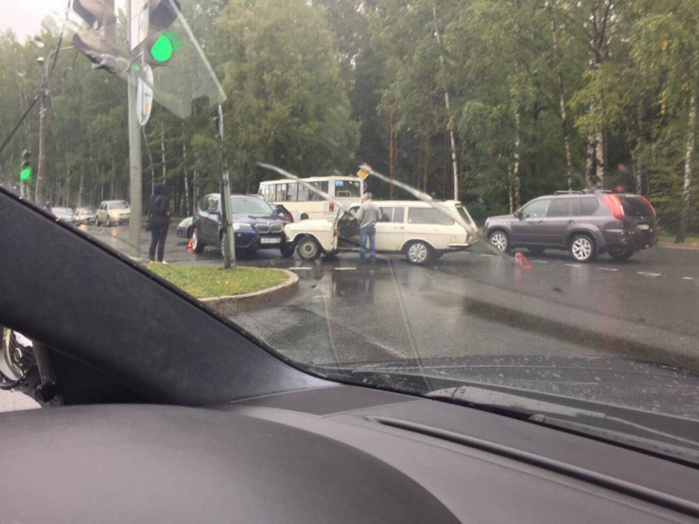 Volga и BMW не поделили проезжую часть в Пушкине