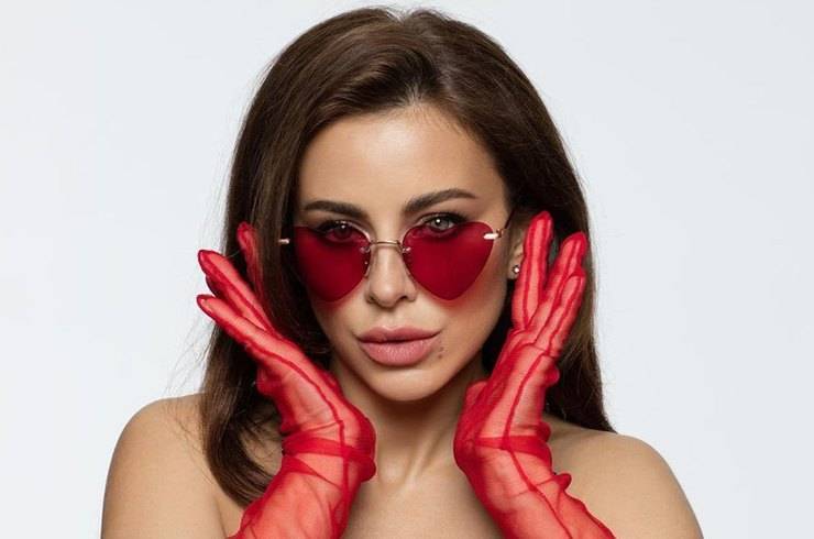 Обнаженная в очках-«сердечках»: Ани Лорак удивила Сергея Лазарева пикантным фото