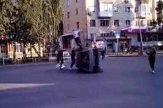 ГИБДД разыскивает тюменских подростков, сплясавших на перевернутой машине
