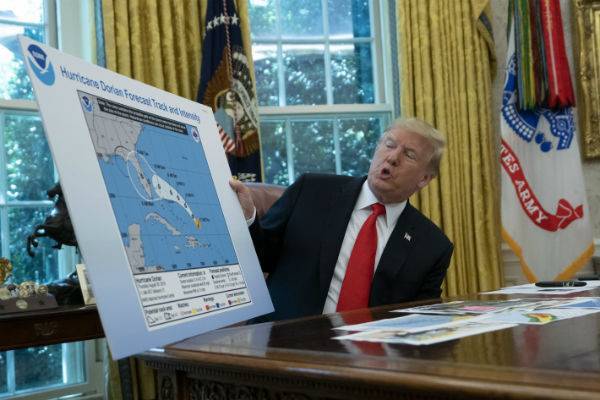 Трамп напугал жителей Алабамы угрозой урагана «Дориан» из-за неверной карты