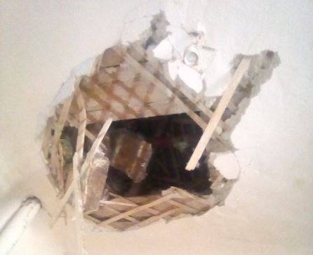 В общежитии Челябинска человек упал на соседей через дыру в потолке