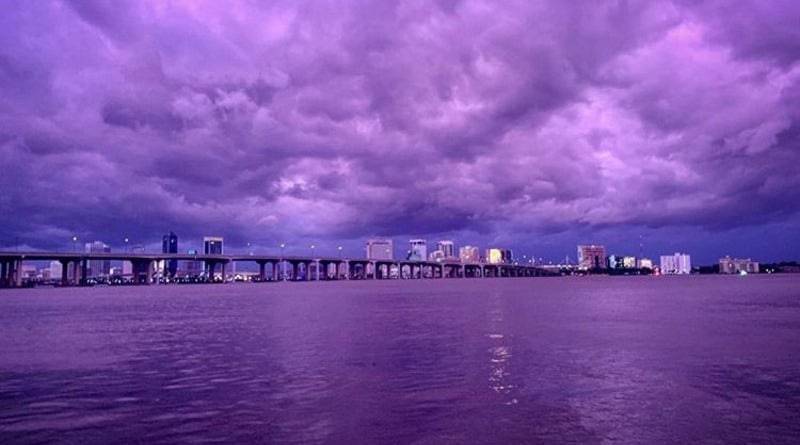 Пурпурно-фиолетовый закат: небо во Флориде после урагана стало невероятного цвета (фото)