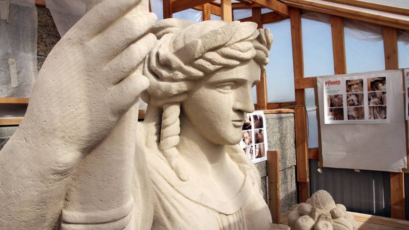 В Петербурге рассказали о ходе реставрации скульптур Ростральных колонн
