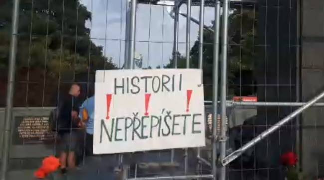 Историю не перепишете: пражане вышли на улицу в поддержку памятника Коневу