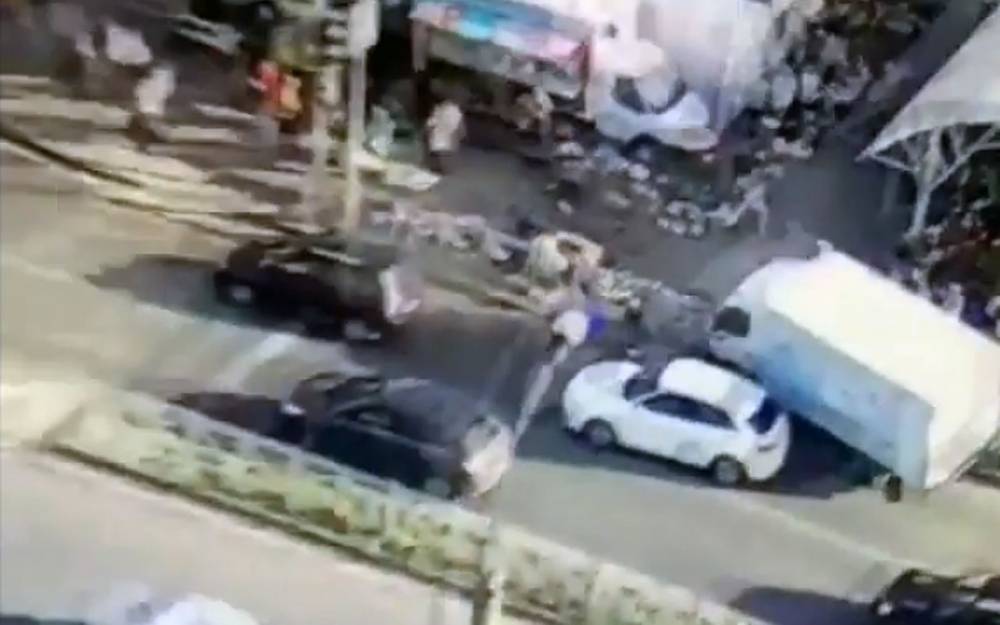 Грузовик влетел на рынок: пять женщин серьезно пострадали