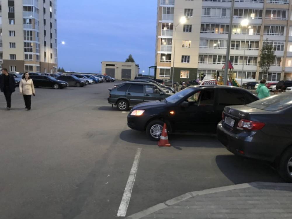 В Сыктывкаре водитель сбил четырехлетнего ребенка во дворе жилого дома