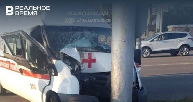 В Альметьевске машина скорой помощи врезалась в столб из-за подрезавшей ее легковушки