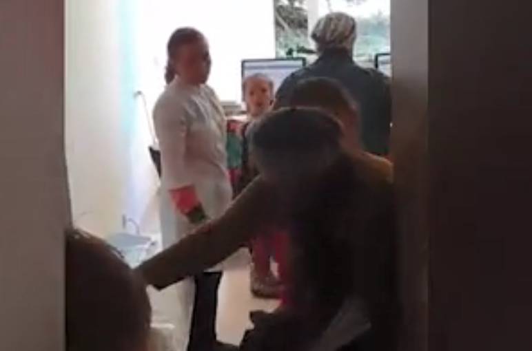 Видео: женщины подрались в детской поликлинике из-за очереди на прием