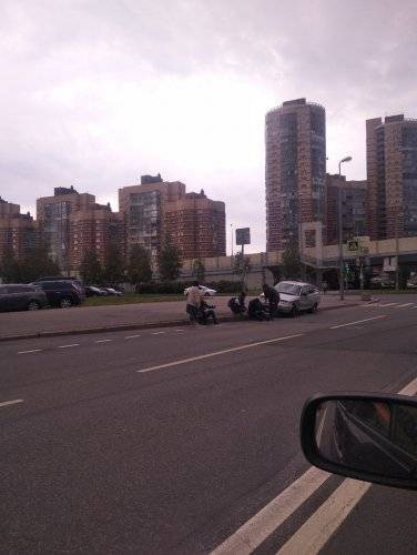 В Петербурге ВАЗ сбил двух пешеходов на тротуаре